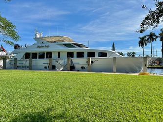 84' Hatteras 1998 Yacht For Sale